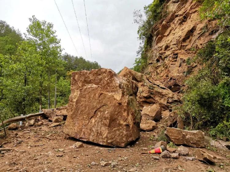 突發211國道走馬鎮馬鞍村段山體塌方道路中斷