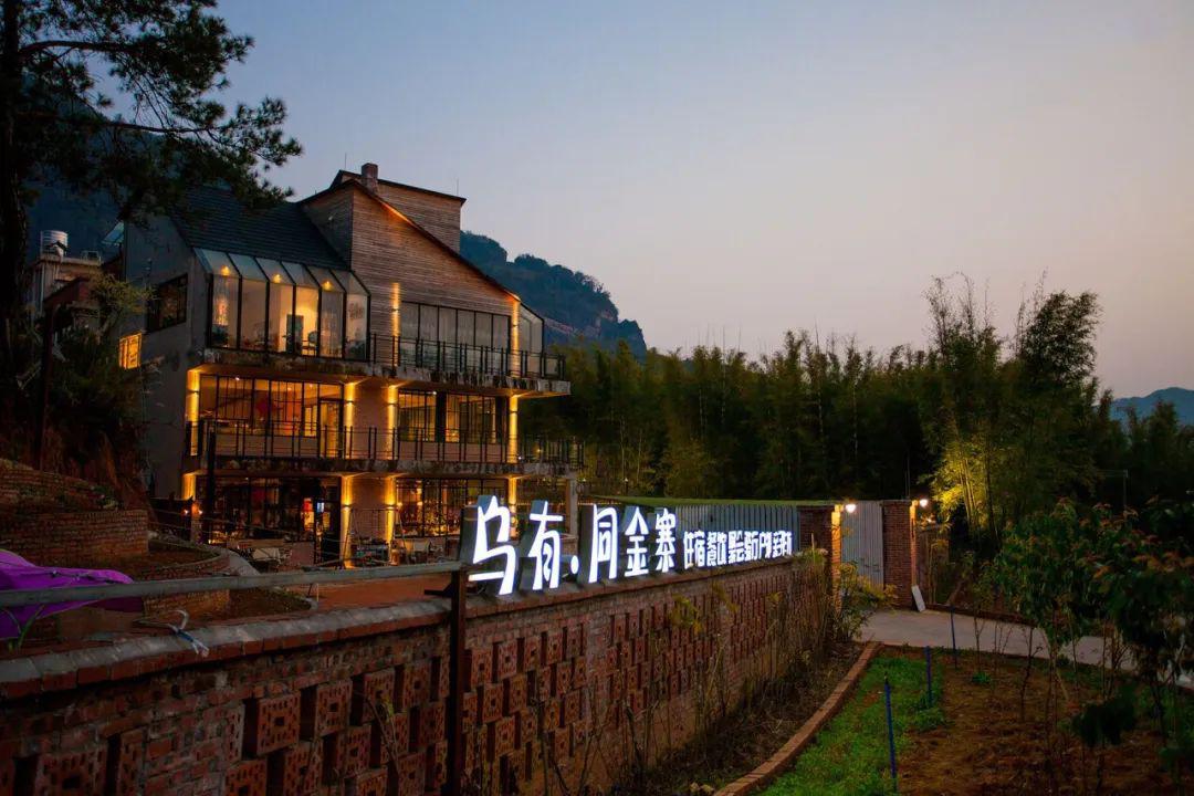 畅游丹霞山,置身山林间,推窗一景一诗,抬头唯美星空,相约一场避暑野溪