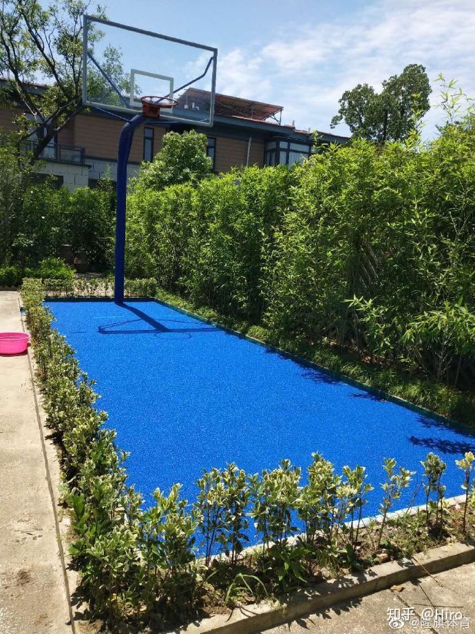 想在家里修建一个小型篮球场最少需要多大的空间和成本