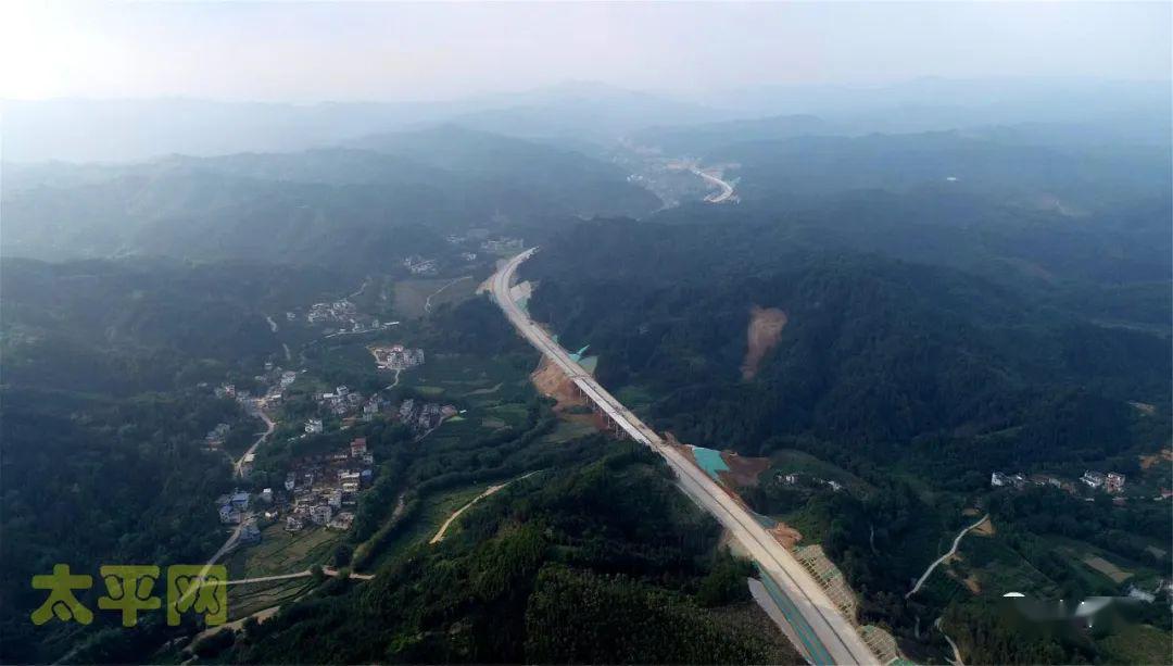 太平网航拍荔玉高速公路宁康至平南水晏段