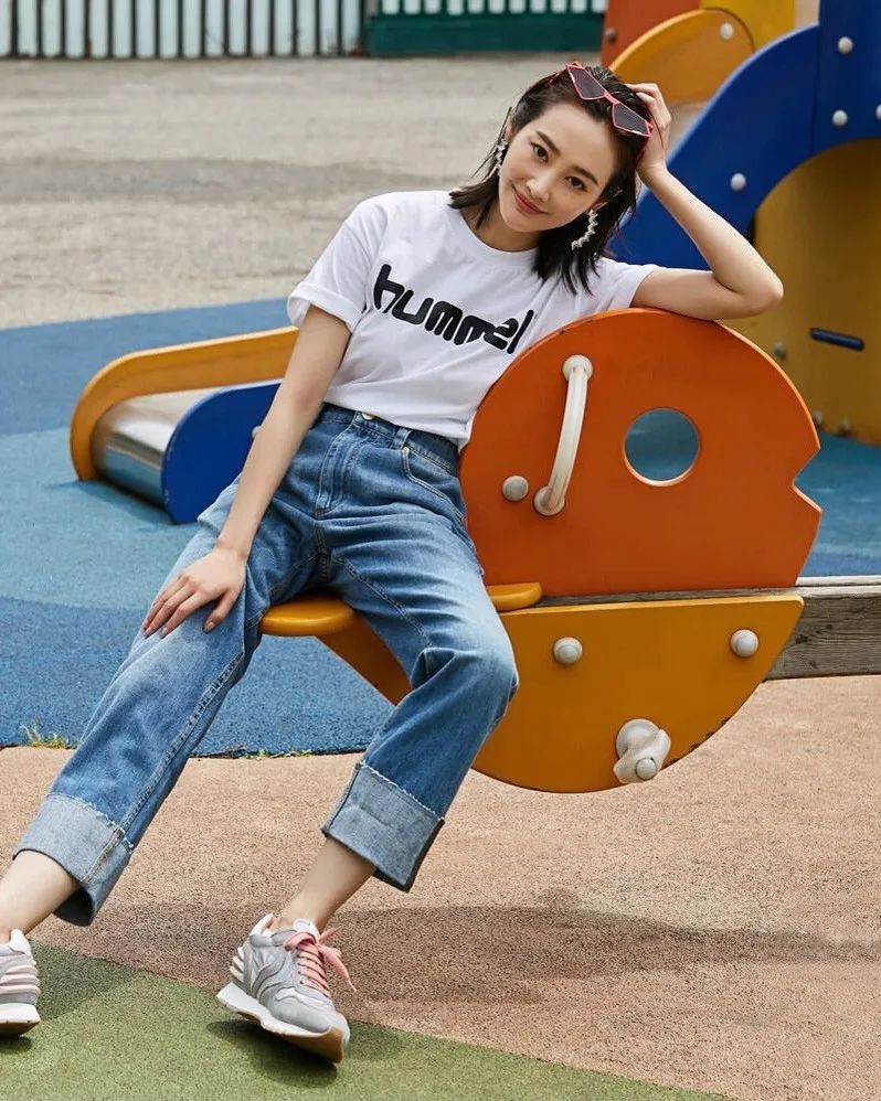 李纯穿上大logo的白tee,搭配牛仔裤.