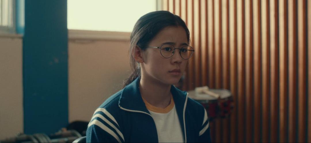 主演莉娅刘易斯生于上海,六个月时被美国夫妇收养(她是孤儿),演本片