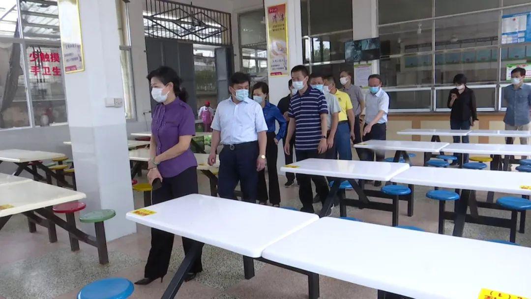 长泰二中,实地深入教室,餐厅,学生宿舍,认真听取智能体温检测,食堂分