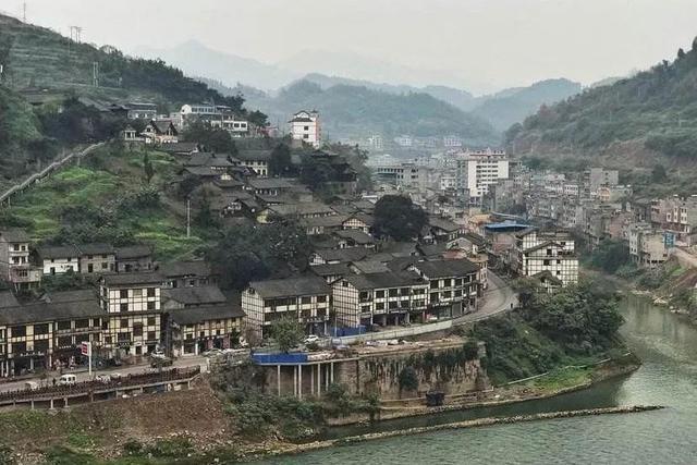 太平古镇地处古蔺河与赤水河汇合处,古蔺县内主要河流古蔺河,盐井河在