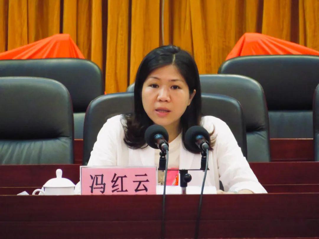 县委副书记,县长冯红云首先作开班动员讲话.