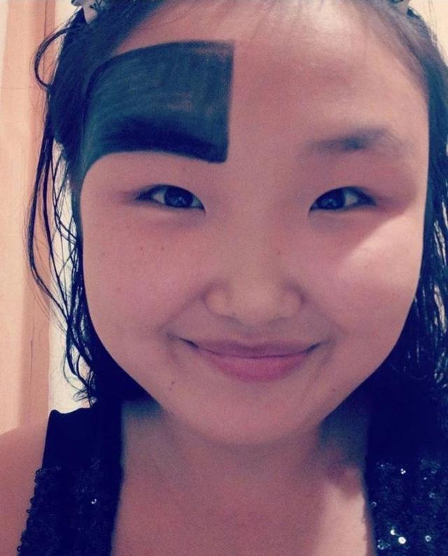 原创俄罗斯女子眉毛粗得辣眼睛自称灵感源自愤怒的小鸟吸粉过10万