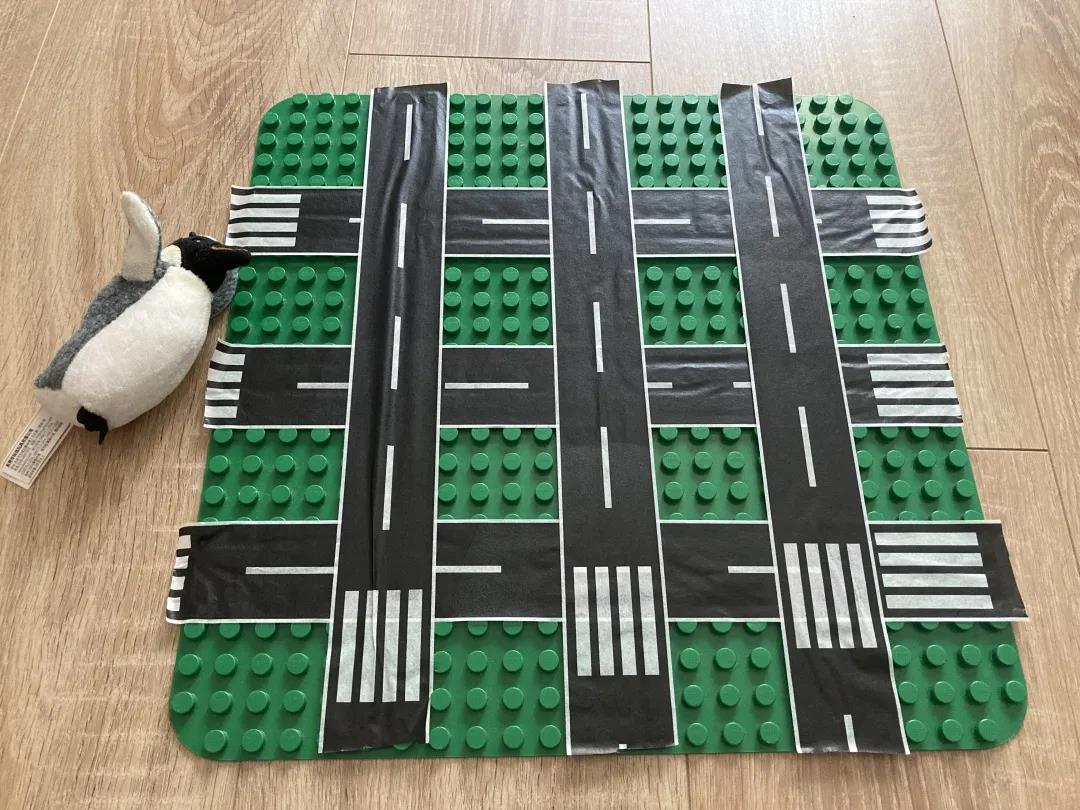 按一定的规律在里面放不同颜色的乐高积木块.