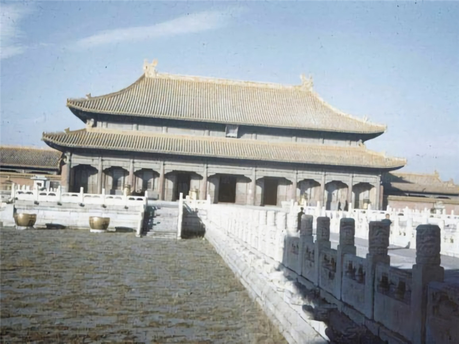 1948年的北京,几百年的城墙都还完整,崇祯上吊的歪脖子树也还在