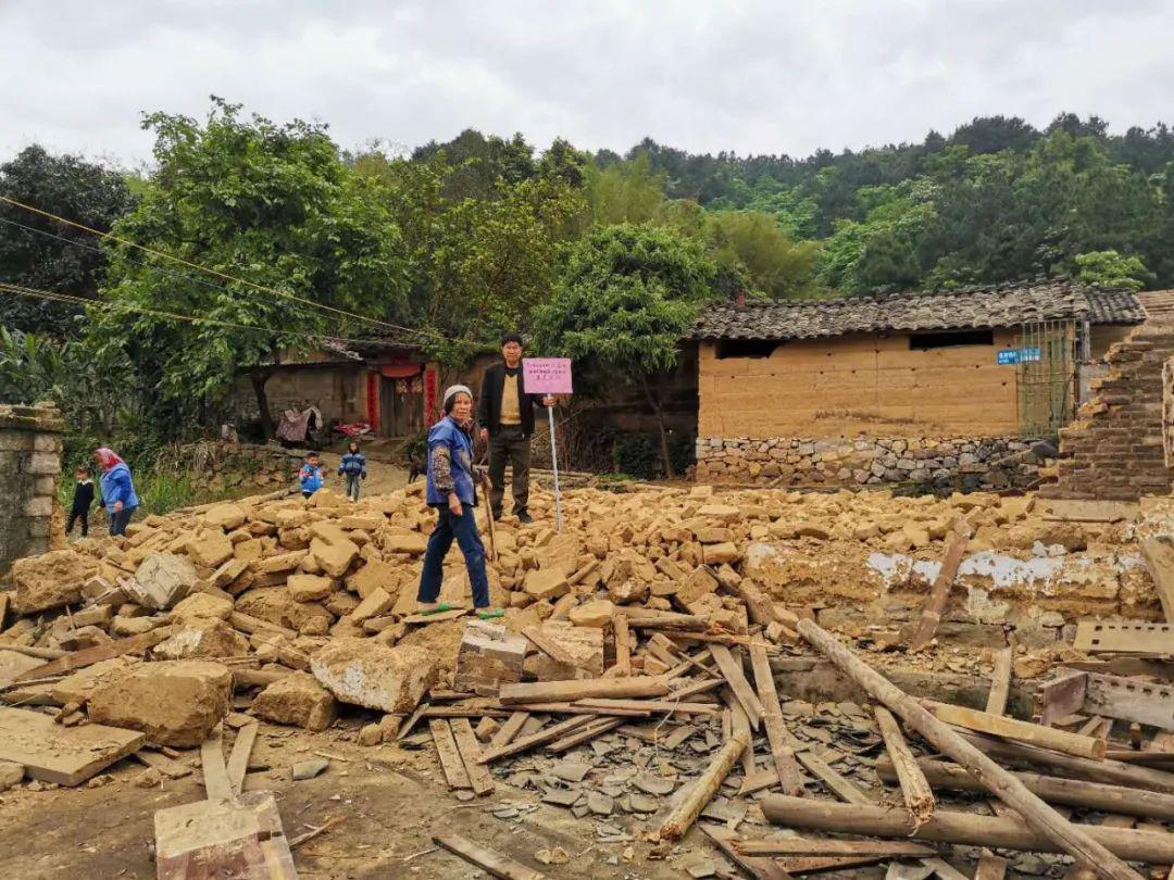 "江州区江州镇渠座村村支书黄贵超及时向镇扶贫办汇报着全村拆旧复垦