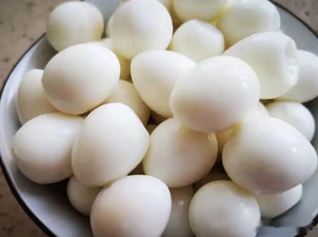 煮鸡蛋不好剥皮,告诉你个好方法,里面加点它,一只手就能剥