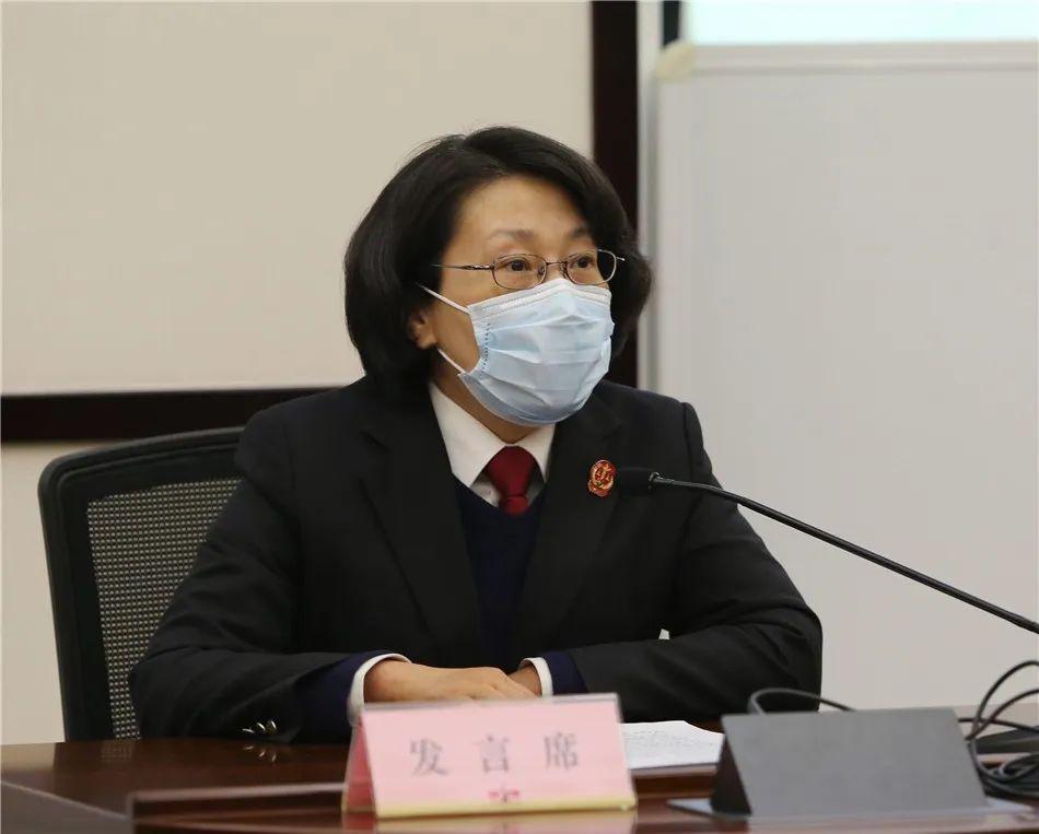 徐汇法院党组书记,院长曹洁代表院党组向奋战在疫情防控第一线的志愿