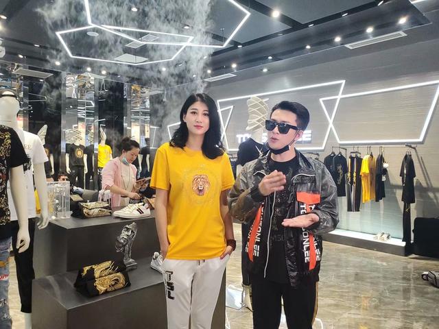 导致很多外贸企业受困;tomsonlee作为一个以外贸为主销量的轻奢服装