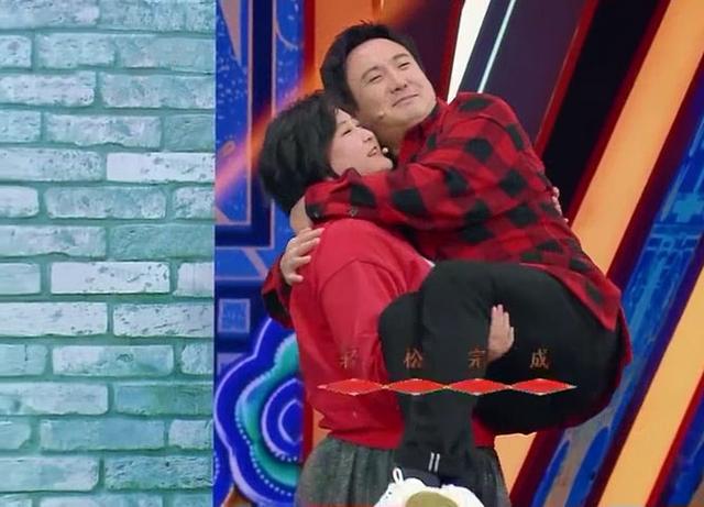 沈腾抱贾玲纹丝不动而贾玲抱沈腾轻松完成连转两圈像飞了