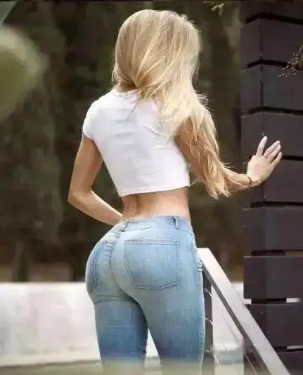 还是迪丽热巴的蝴蝶臀,除去五官,身材是典型的东方女子较为单薄的身材