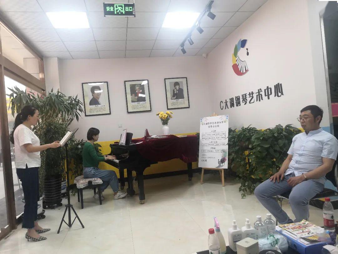 张金松,钢琴表演硕士,现任西北民族大学音乐学院钢琴艺术指导教师.