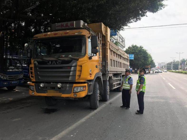 四会多警种联动,持续严查超限超载"泥头车"