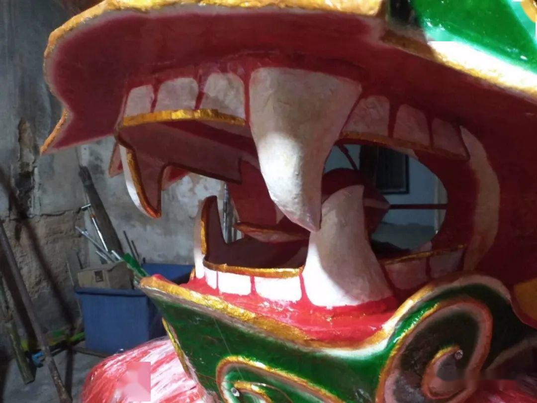 他们一起读书一起玩一起扎狮头