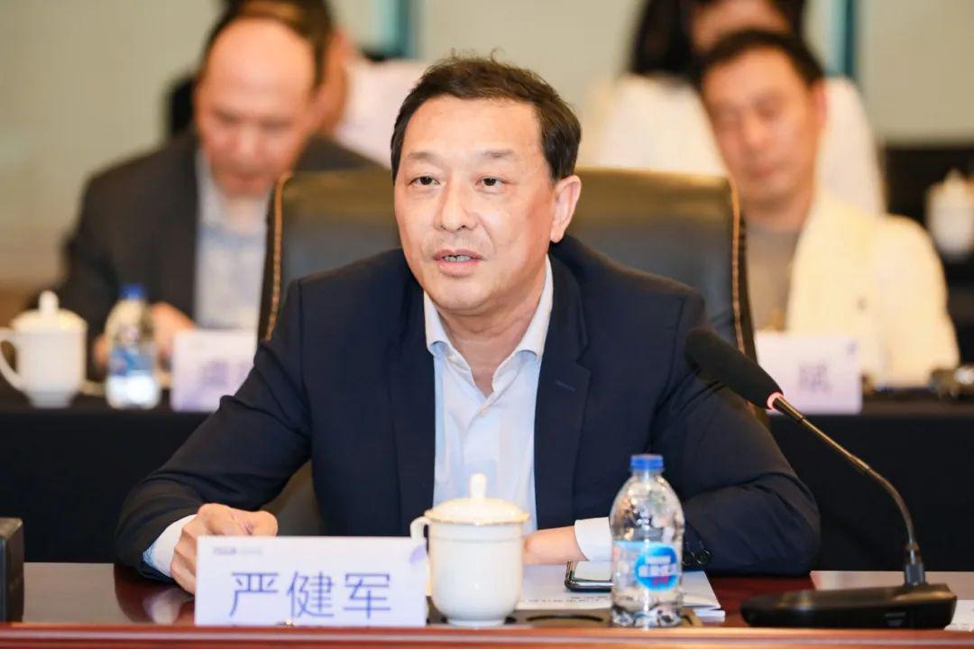 商会轮值会长,致达控股集团董事长 严健军严健军代表商会感谢农商行的