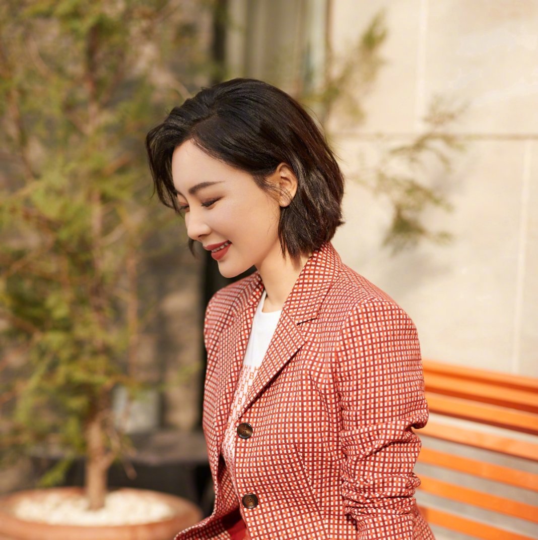 原创陈数不愧是气质女神,身穿红色格子西装搭配白色t恤,干练又优雅