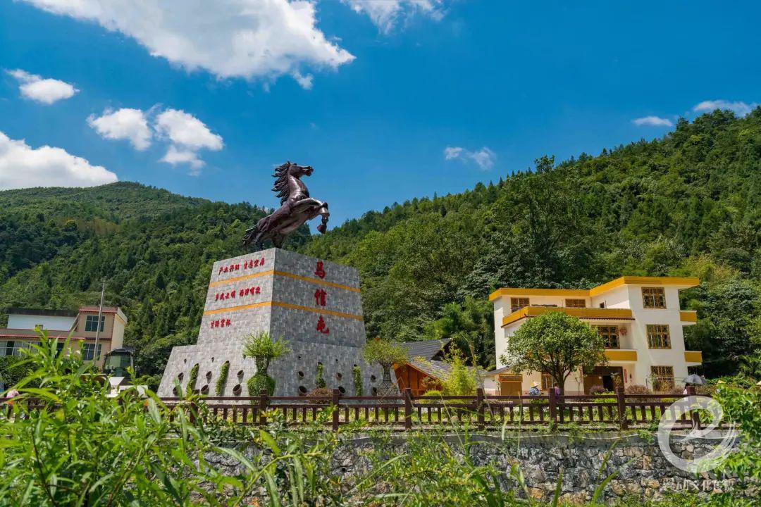 馬倌屯座落於忠堡鎮,是一個風光秀麗的盆形小山村.這裡四周