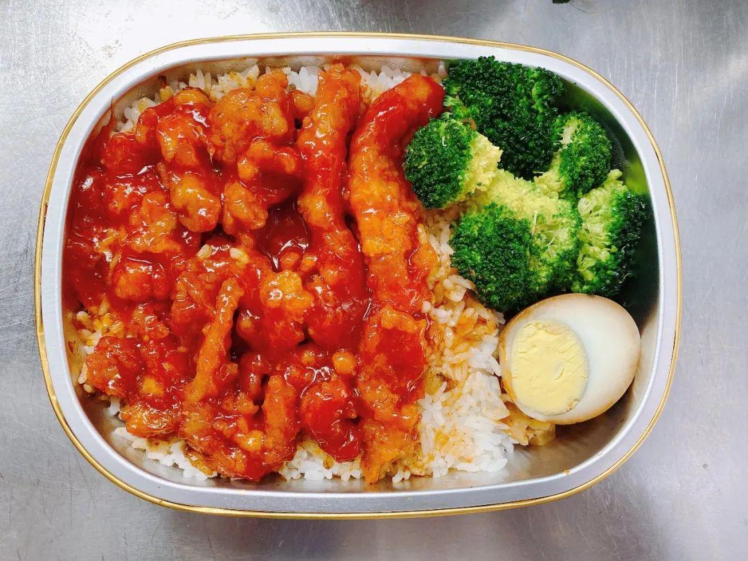 孜然烤肉,糖醋里脊等满足肉食者味蕾搭配爽脆木耳,西兰花,卤蛋给辛苦