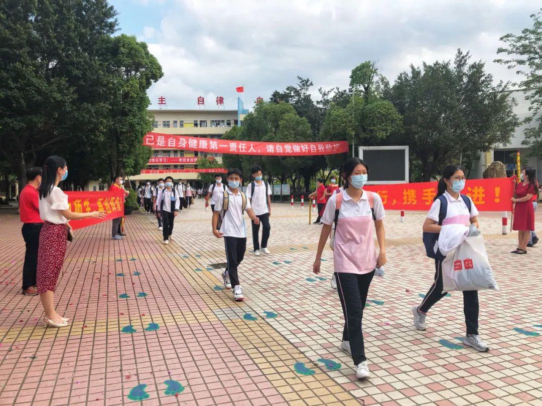 梁开中学初三学生有序排队离校