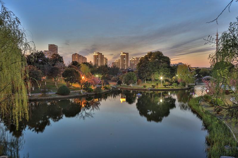【关注夜经济】花桥之夜,流光溢彩景如画~_花溪公园