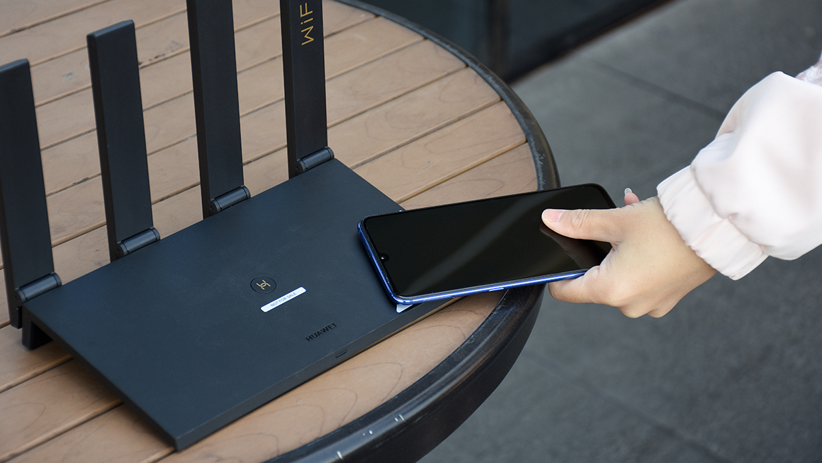 pro的"一碰联网"功能,这项功能在去年的华为路由a2上首次搭载,现在