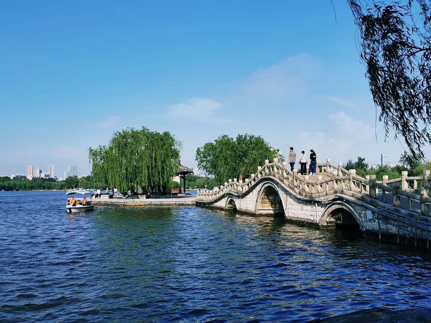 这样的蓝,这样的翠,这便是济南的夏天了