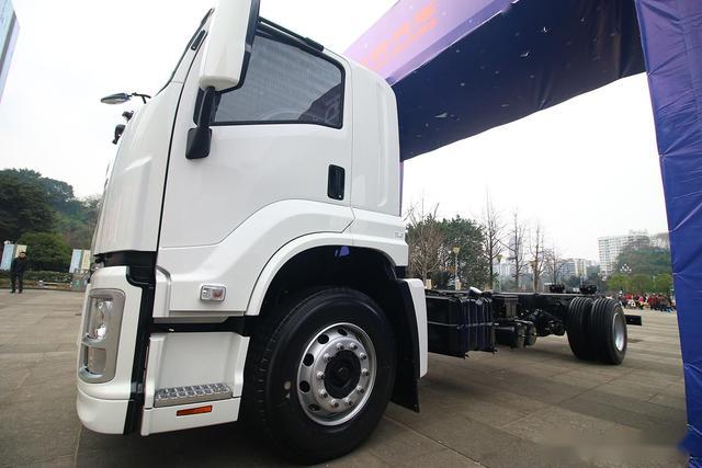 205马力国六排放与巨咖前脸相同全新庆铃五十铃ftr来了