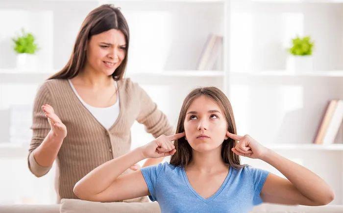 心态也会随之变的很糟糕,与孩子之间的亲子关系迅速恶化,对孩子教育的