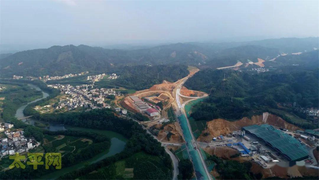 太平网航拍荔玉高速公路宁康至平南水晏段
