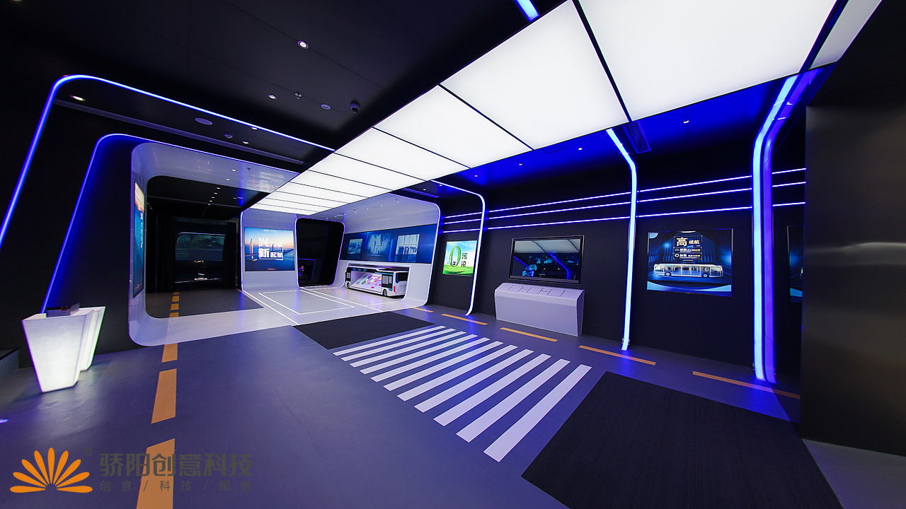 驾驶展区像走进了驾驶舱,不规则的投影屏幕搭配触摸屏互动,科技感十足