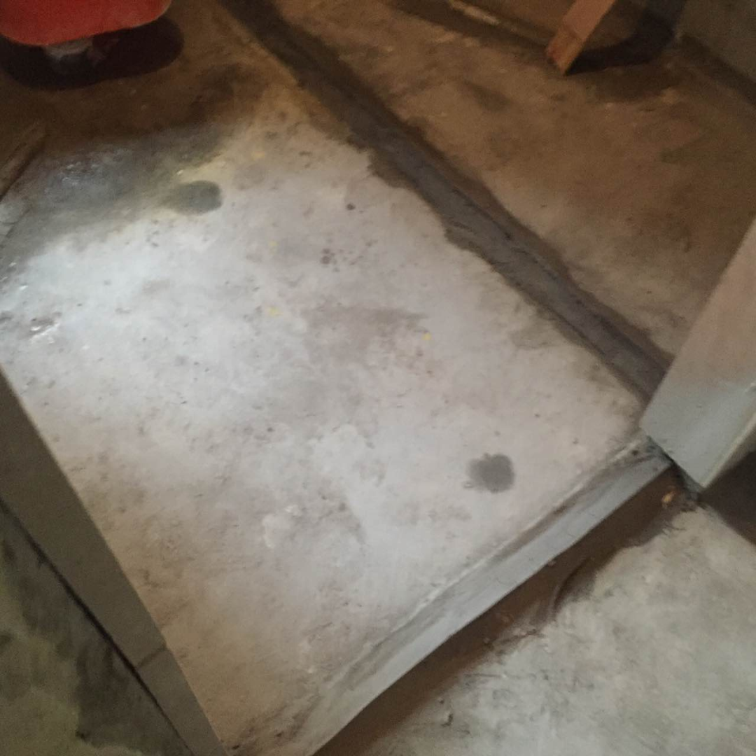 石下安装镀锌钢板止水带,阻断潮湿水汽通过门套缝隙溢出,卫生间的门套