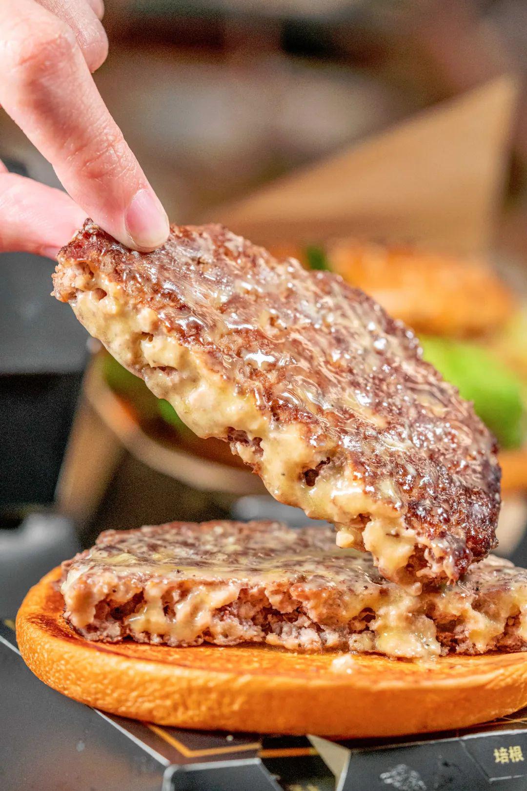 北美来的麦当劳「黑金新品」,有股bbq味.