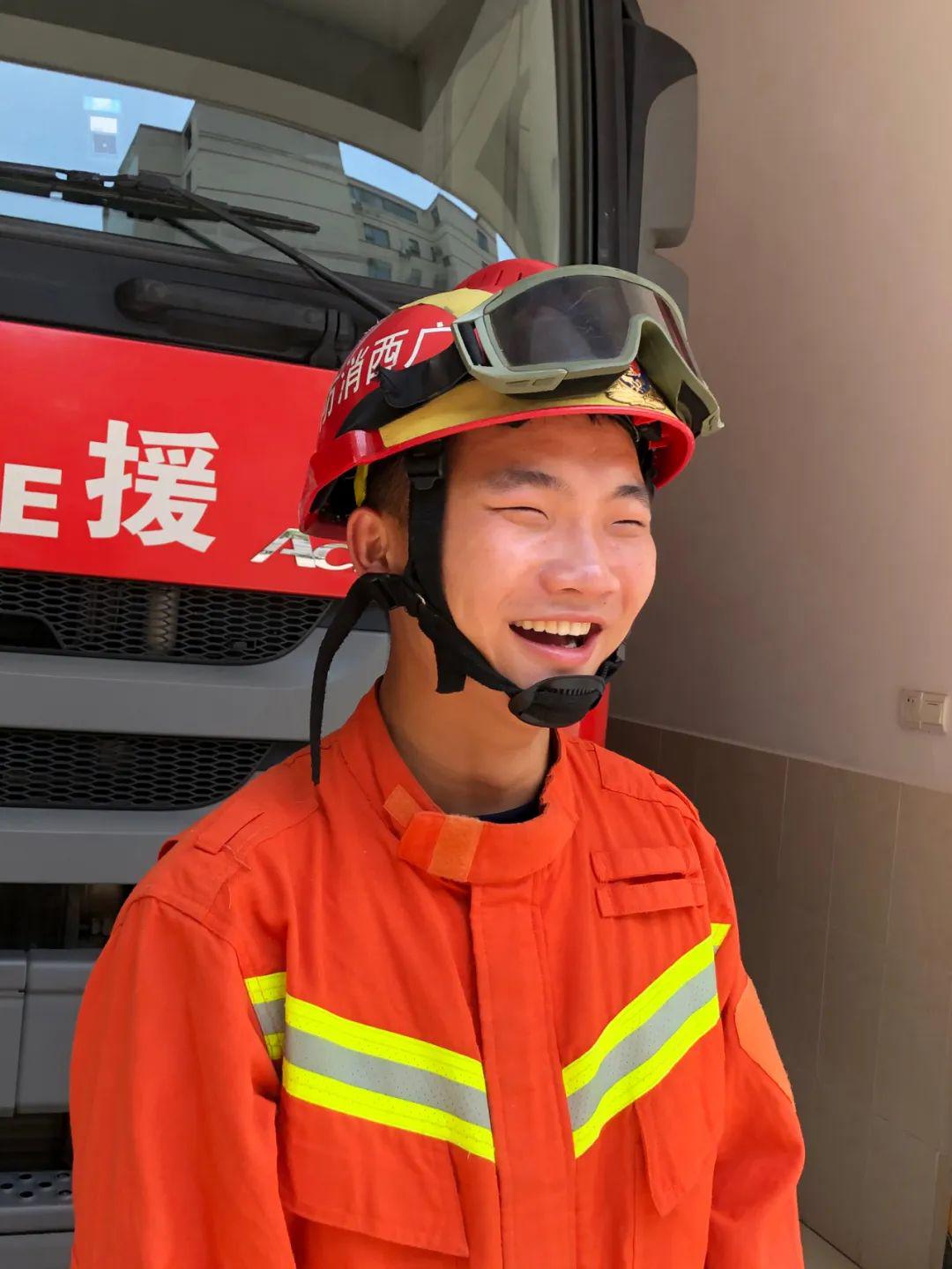 x听说爱笑的人,运气都不会太差,消防员们的微笑更是充满魅力,充满阳刚