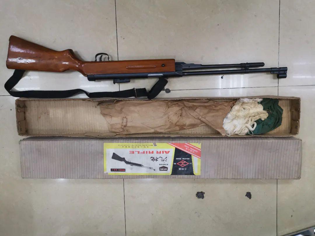 泰州男子看到民警,说家里有枪_气枪