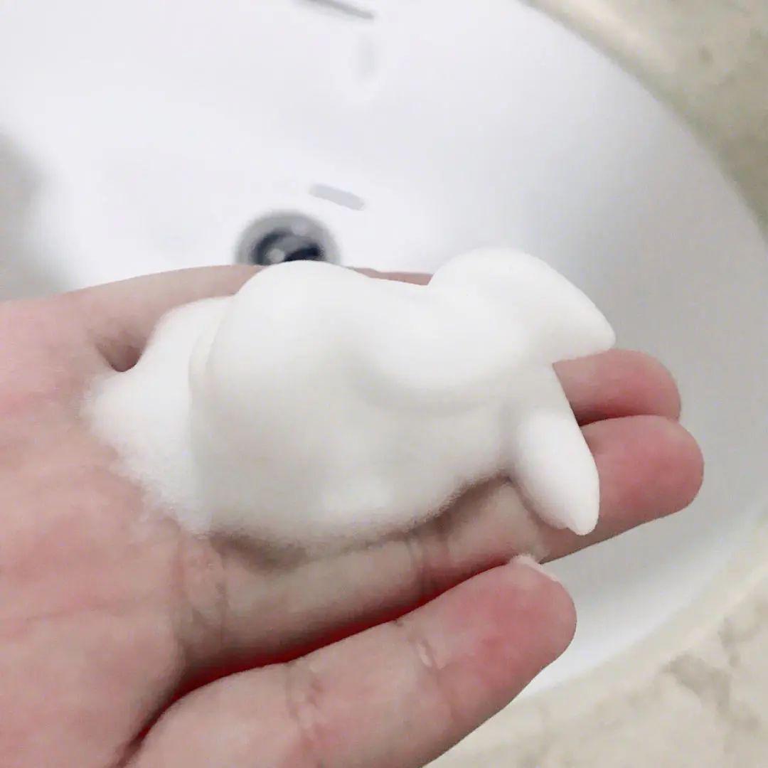 多芬的泡泡非常绵密,按出来的一坨手感duang duang的