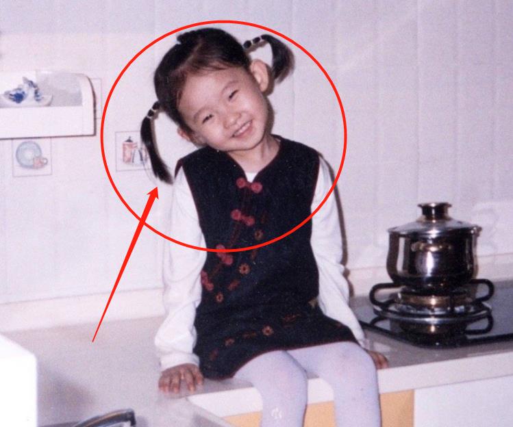 张艺凡才是从小美到大童年旧照被公开v字脸尖下巴成焦点