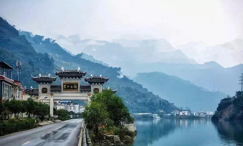 从武都出发,沿兰海高速至余家湾下,走过一段田间小路,车已驶在一江