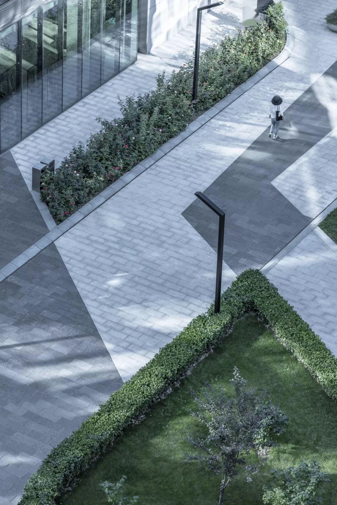 利用水景与logo相结合的手段强化形象的展示,铺装,水景均以流畅的折线