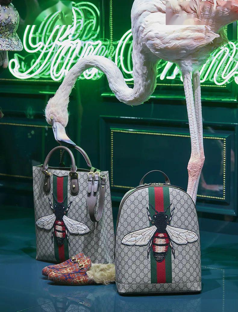 奥斯曼大道的窗户安装了gucci花园的主题,粉色和绿松石色的墙勾勒出了