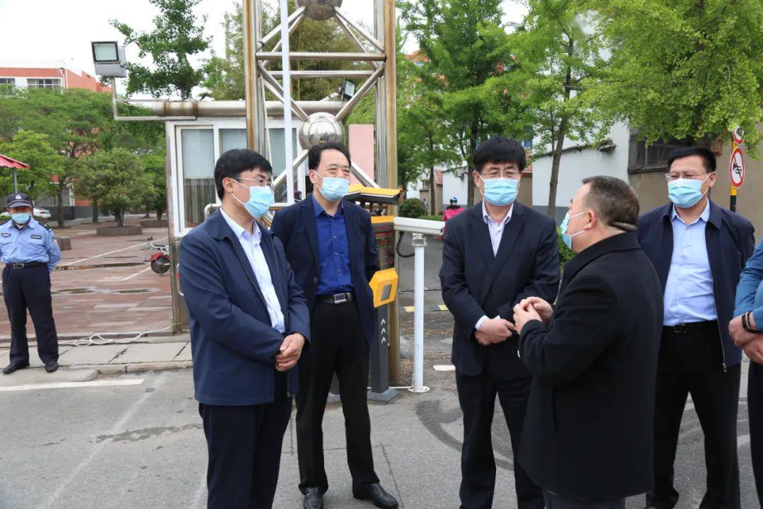 代县长王立军在县政府副县长王俊杰,县教体局党组书记,局长李新建的陪