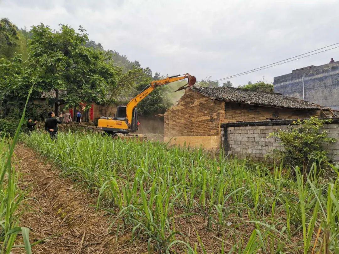 "江州区江州镇渠座村村支书黄贵超及时向镇扶贫办汇报着全村拆旧复垦