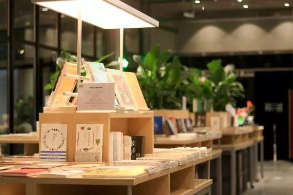放弃靠卖书赚钱黄浦这家斜杠书店有点特别