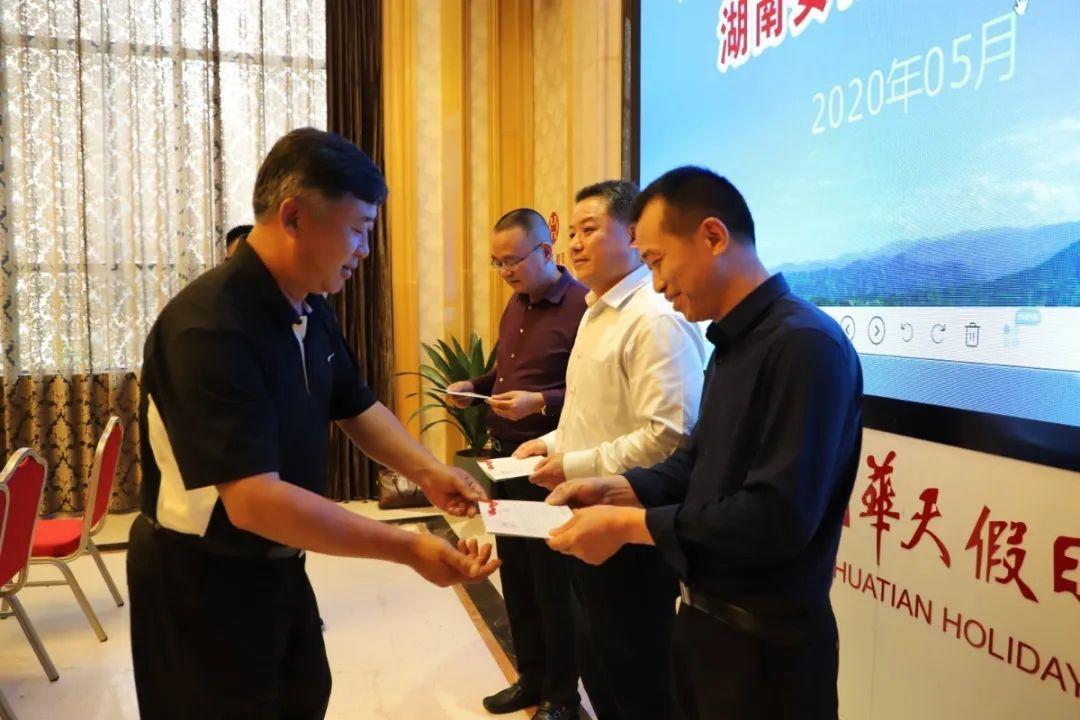 田刚,陈佐明向安化县茶旅产业发展领导小组,县茶旅产业发展服务中心