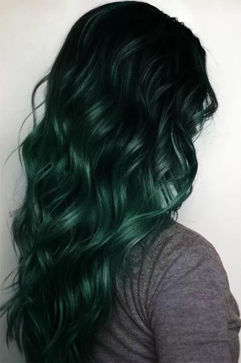 墨绿色也属于深色调但因为没有棕色做提亮所以它不会像其他深色调的发