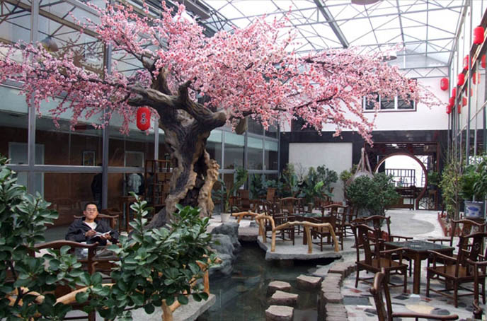为北京红太阳生态餐饮美食城设计制作的仿真古树