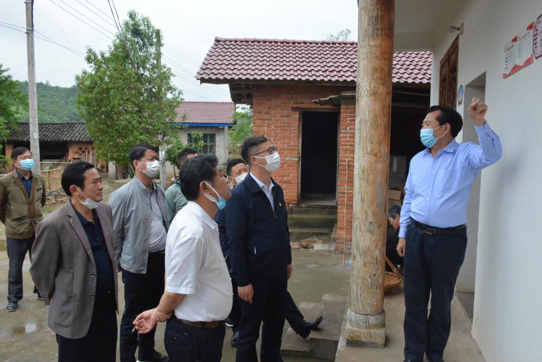 黄宗超建议,既要持续推进美丽乡村建设,又要量力而