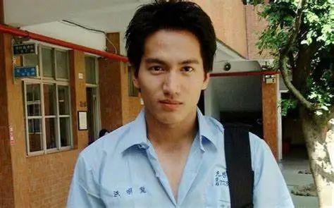 言承旭在剧中饰演暴龙